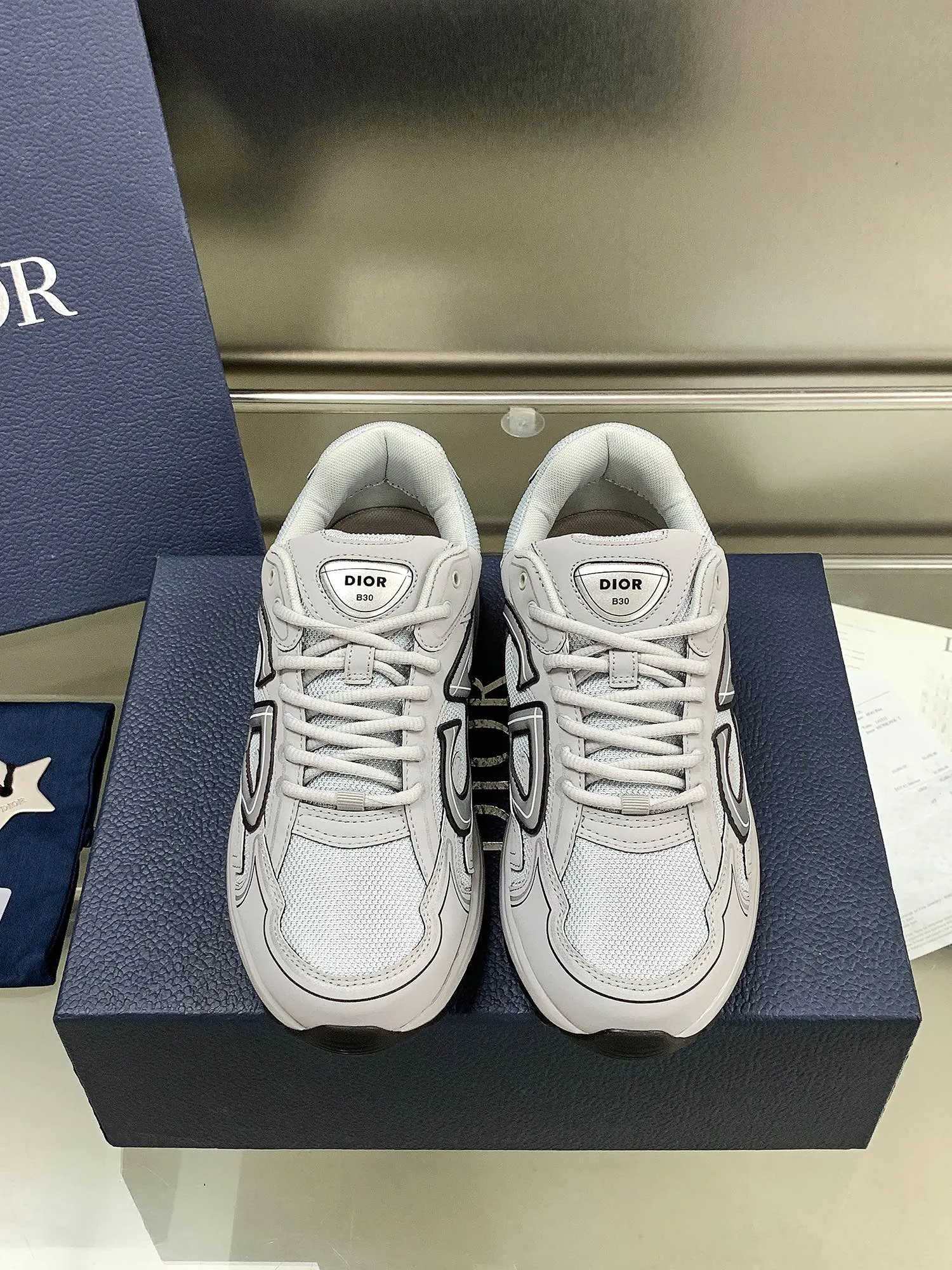 👟👟Ex-factory price 660👟👟 Newly upgraded Dior B30 series dad sneakers. New B30 sneakers. Dad Shoes style shoes that follow the trend of the retro market. The Dior logo on the tongue also indicates that this pair of shoes is the B30 model! B30 uses fine-textured leather and mesh cloth materials to form a shoe body. There are conspicuous letters CD on both sides of the shoe body to indicate identity. Many lines on the shoe body outline details to make the shoes look less monotonous and full of retro flavor. The delivery counter is exquisitely packaged🛍📦 ▪️Fabric: Original customized technical fabric + mesh ▪️Inner lining: Customized breathable lining ▪️Outsole: IP+TPU outsole ▪️Sole thickness: 3.5CM ▪️Size: Women’s size 35-40 / Men’s size 39-45